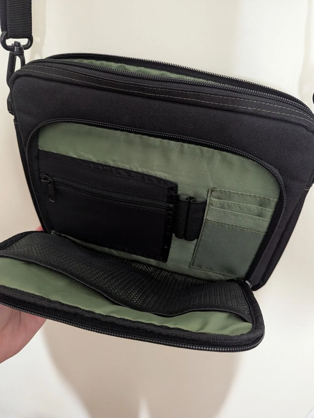 Targus Small Tablet Messenger Travel Bag Crossbody Straps Handle Great Condition